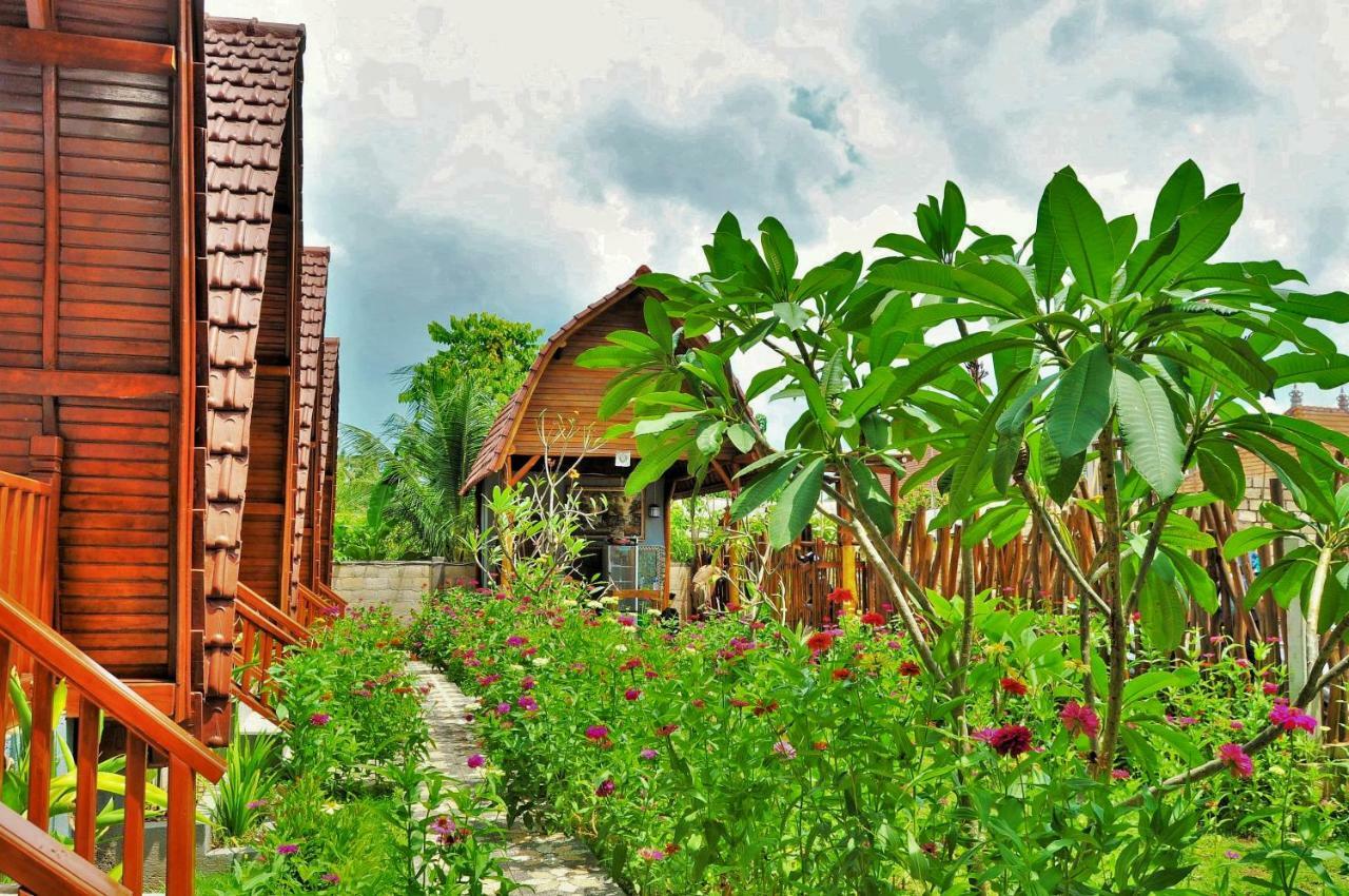 The Peace Arta Bungalow Batununggul Exterior photo